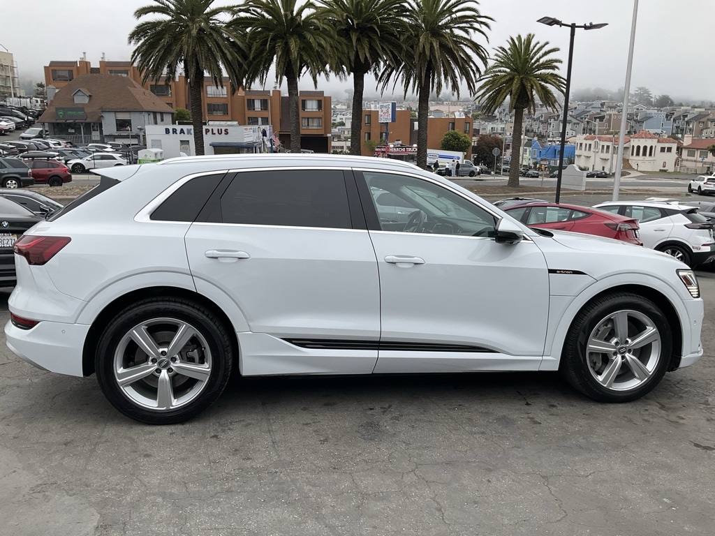 2019 Audi e-tron Premium Plus photo 2