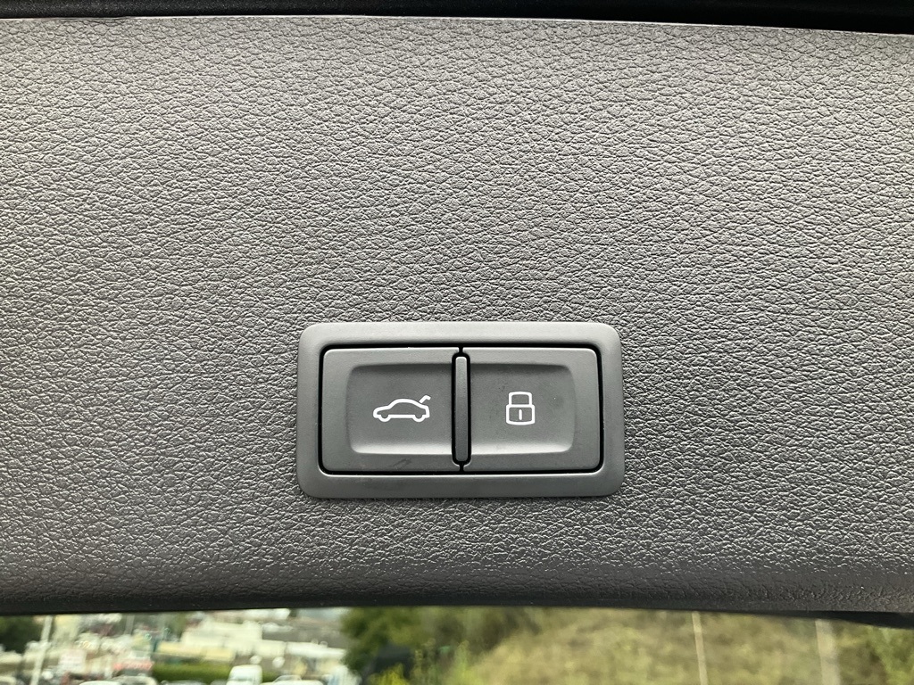 2019 Audi e-tron Prestige photo 9