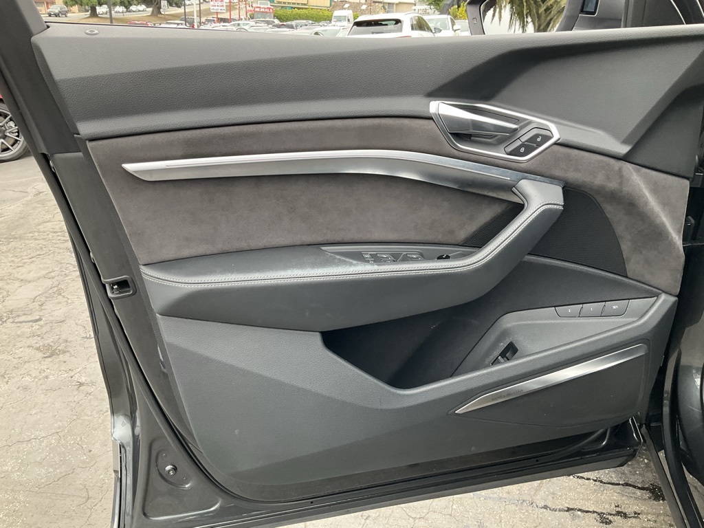 2019 Audi e-tron Prestige photo 17