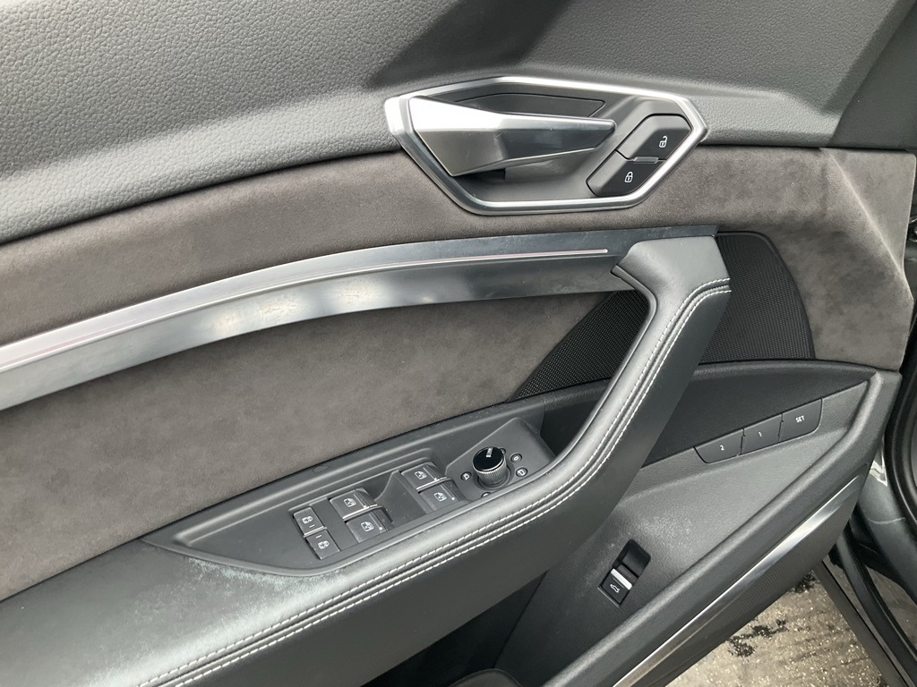 2019 Audi e-tron Prestige photo 18
