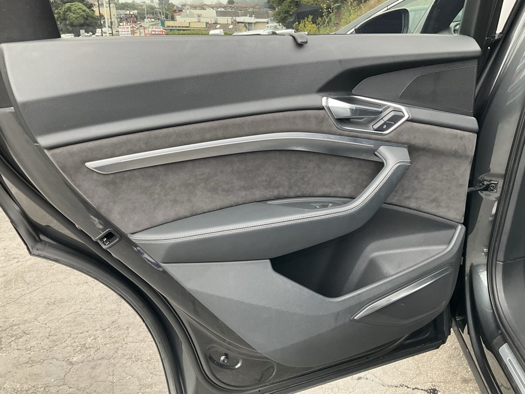 2019 Audi e-tron Prestige photo 24