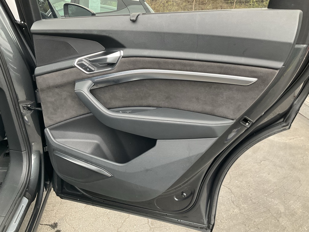 2019 Audi e-tron Prestige photo 44