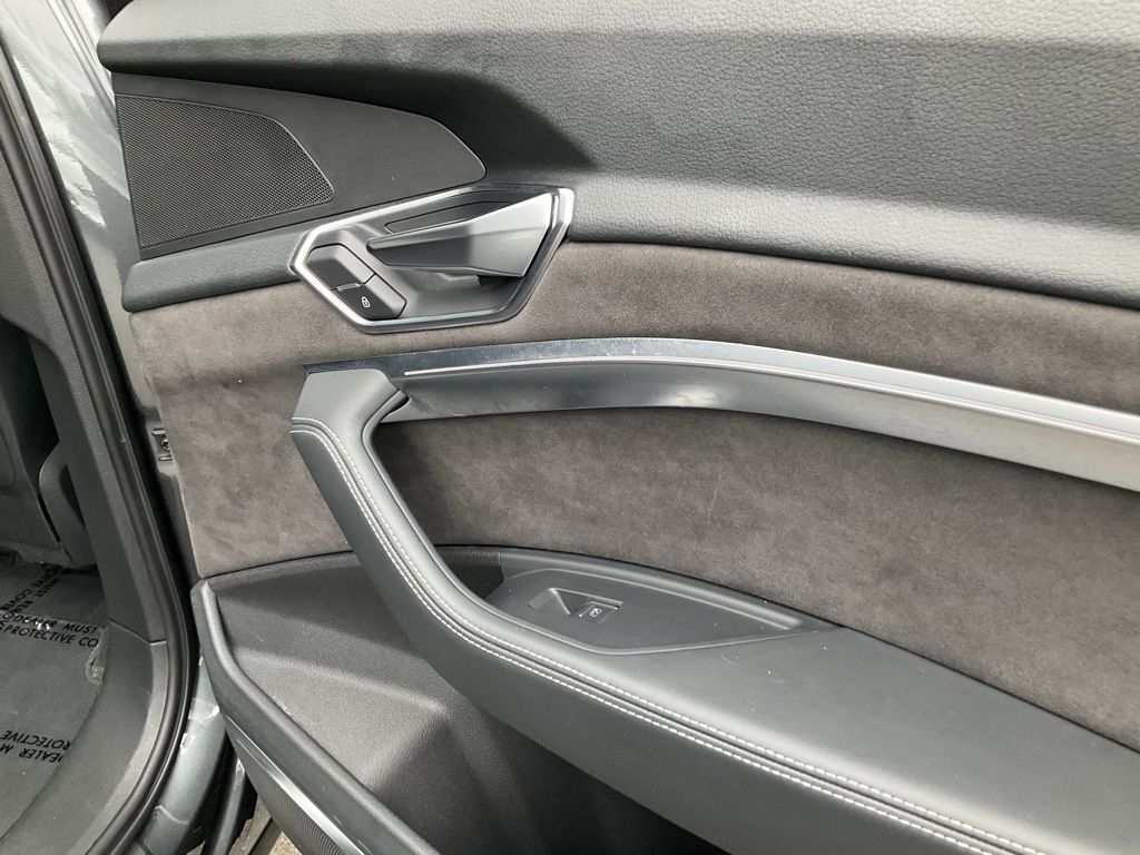 2019 Audi e-tron Prestige photo 45