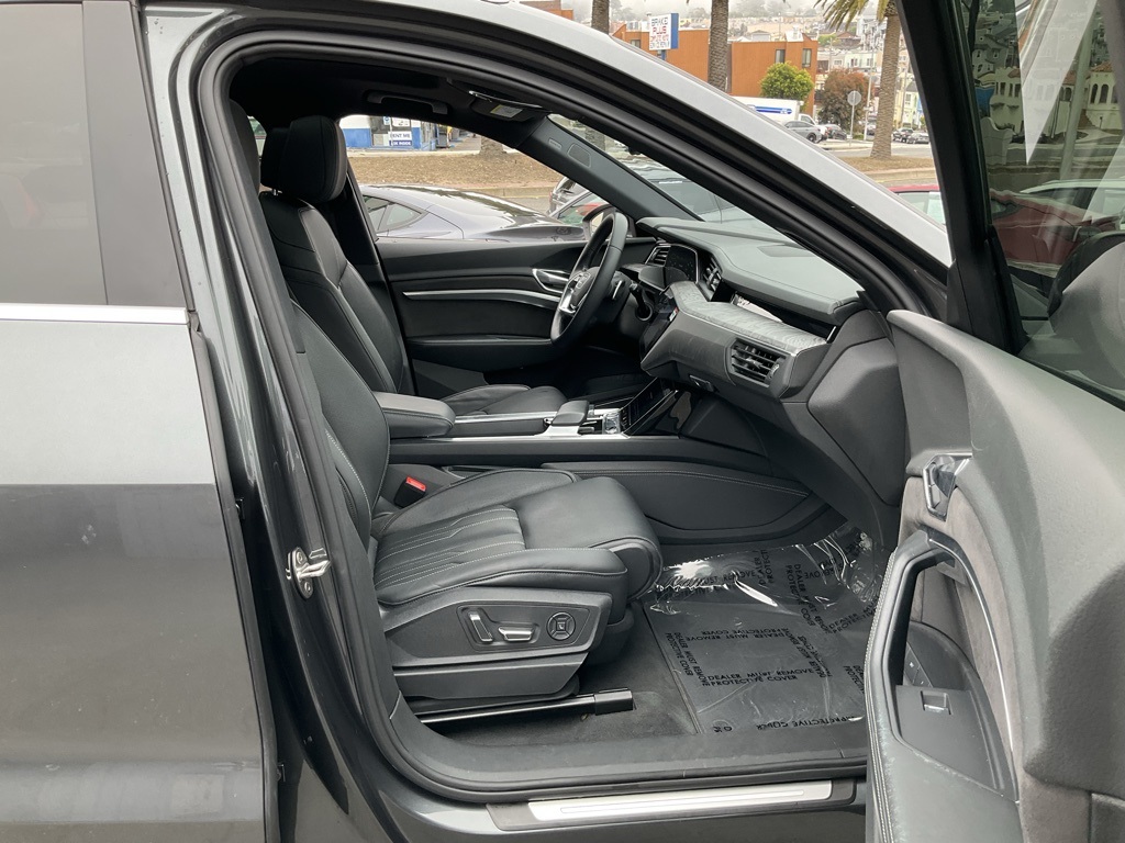 2019 Audi e-tron Prestige photo 47