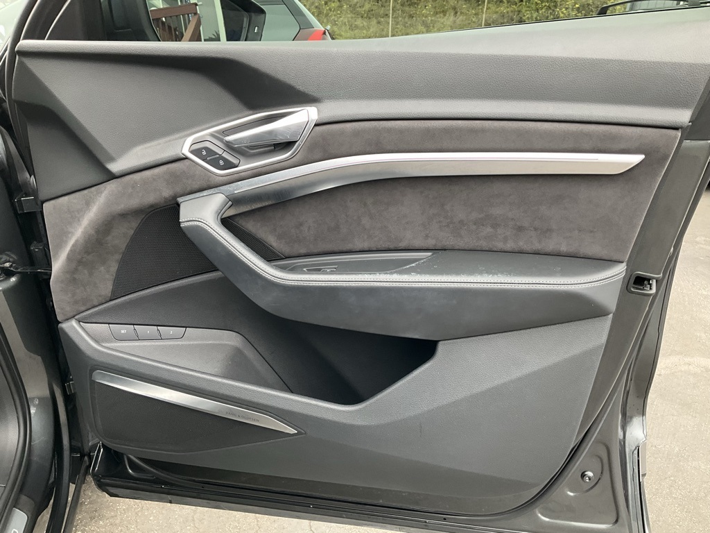 2019 Audi e-tron Prestige photo 55
