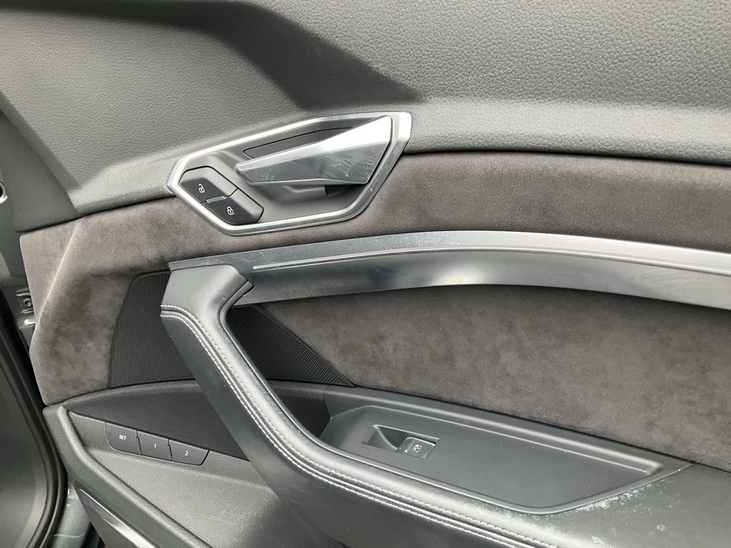 2019 Audi e-tron Prestige photo 56