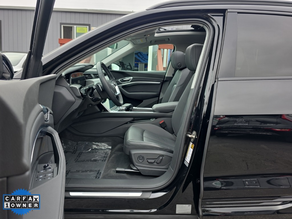 2021 Audi e-tron Premium photo 11