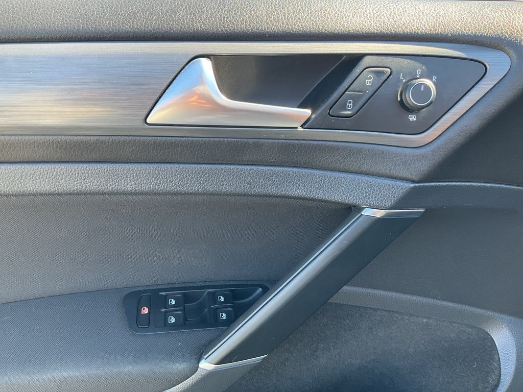 2017 Volkswagen e-Golf SE photo 20