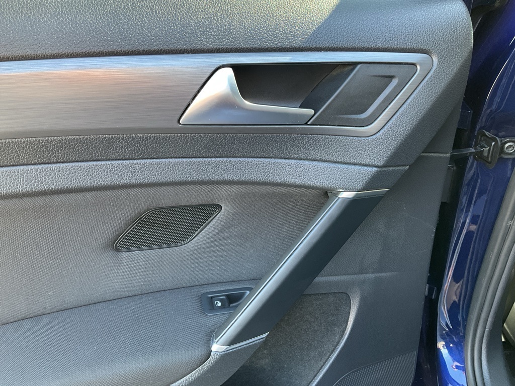 2017 Volkswagen e-Golf SE photo 45