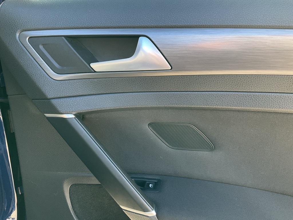 2017 Volkswagen e-Golf SE photo 57