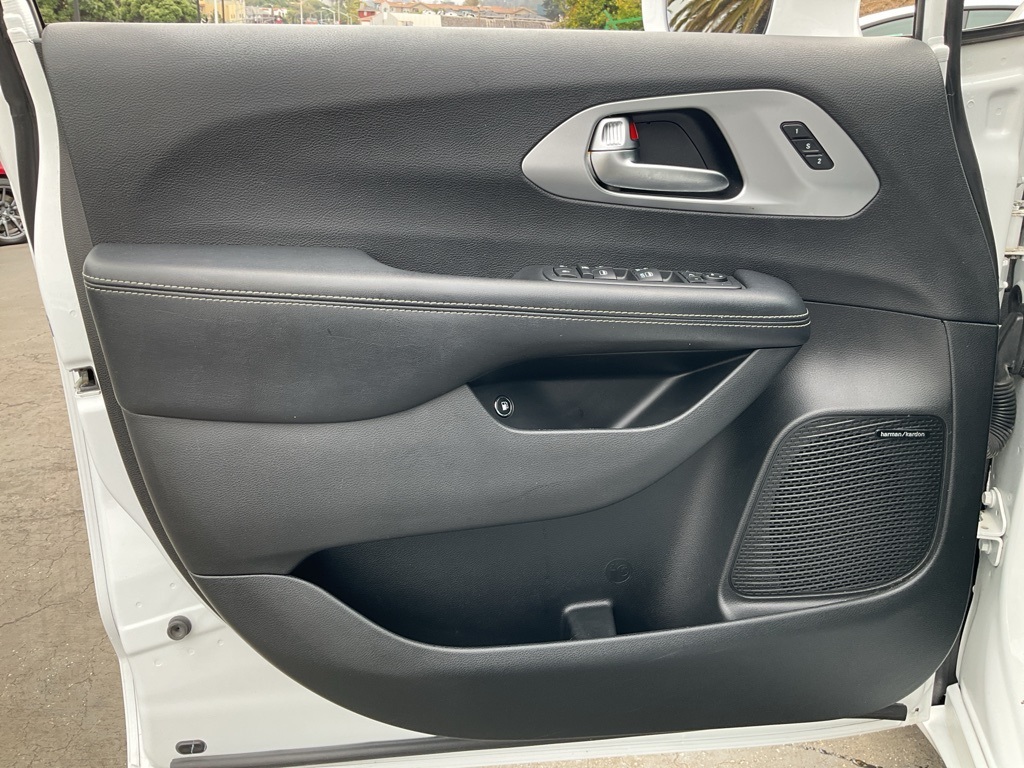 2019 Chrysler Pacifica Hybrid Limited photo 16