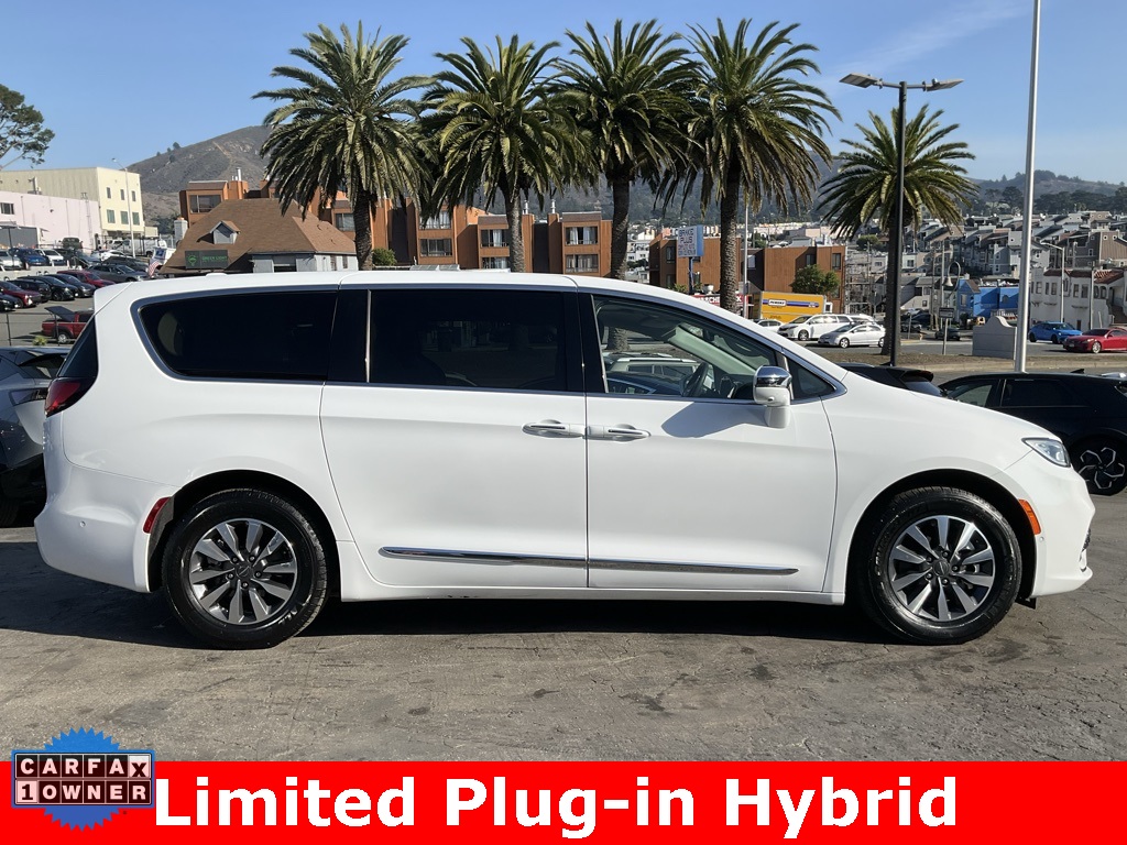 2022 Chrysler Pacifica Hybrid Limited photo 3