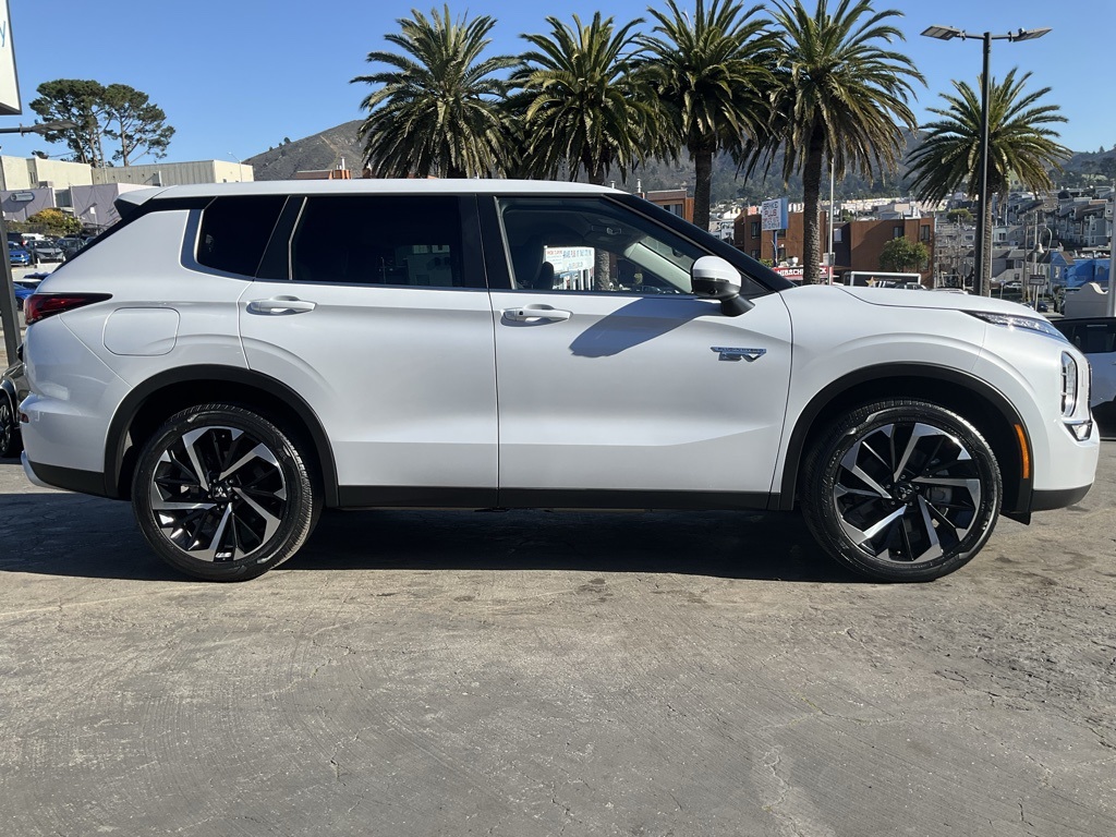 2023 Mitsubishi Outlander PHEV SE photo 3