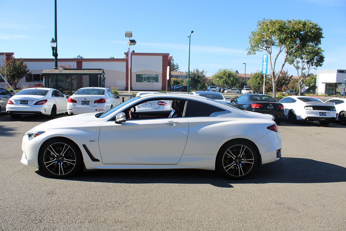 2018 Infiniti Q60 Sport photo 2