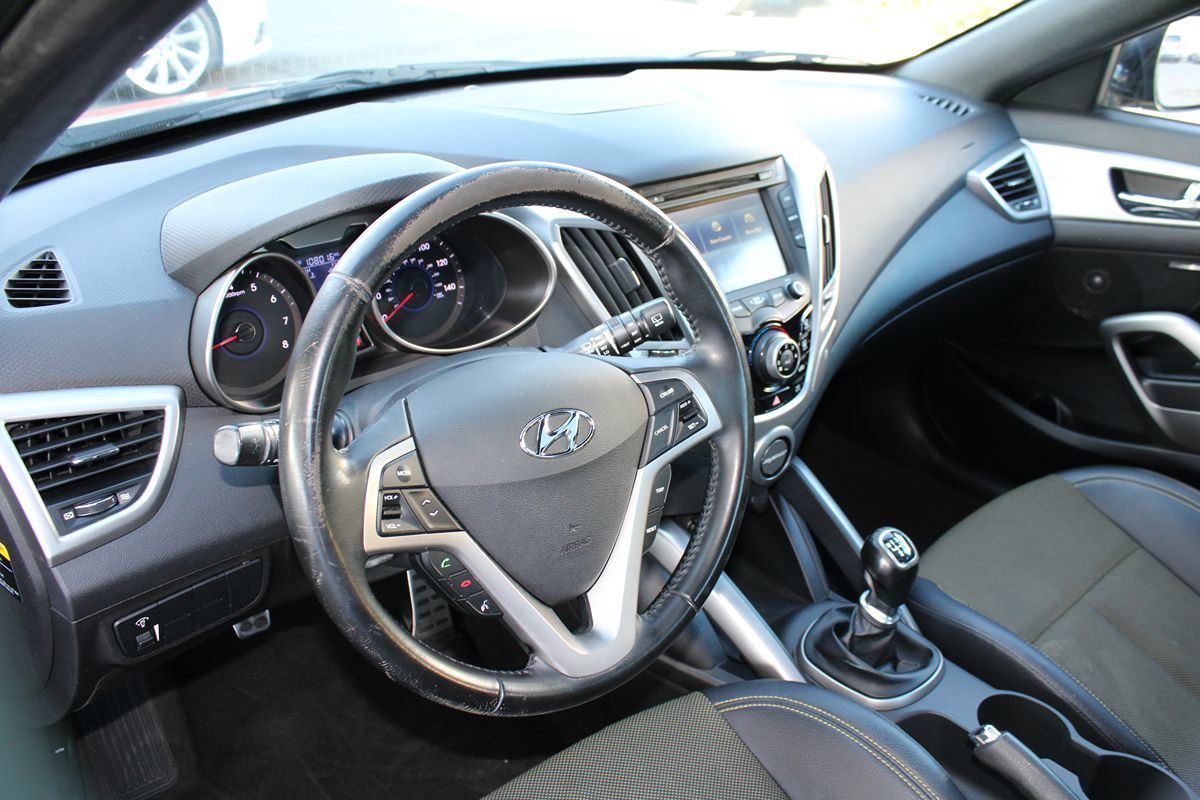 2016 Hyundai Veloster Base - Photo 8