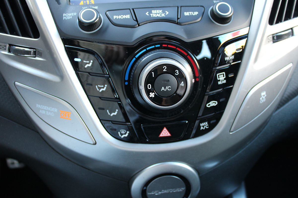 2016 Hyundai Veloster Base - Photo 18