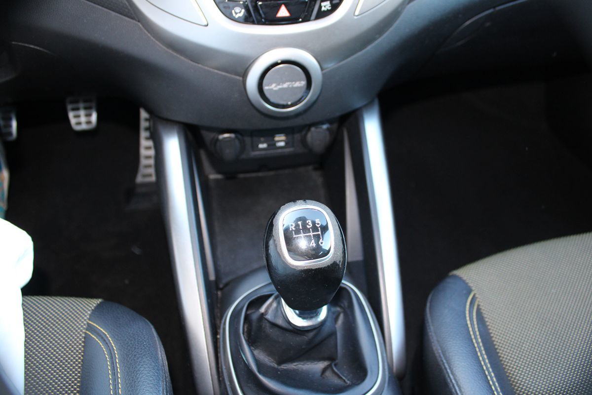 2016 Hyundai Veloster Base - Photo 19