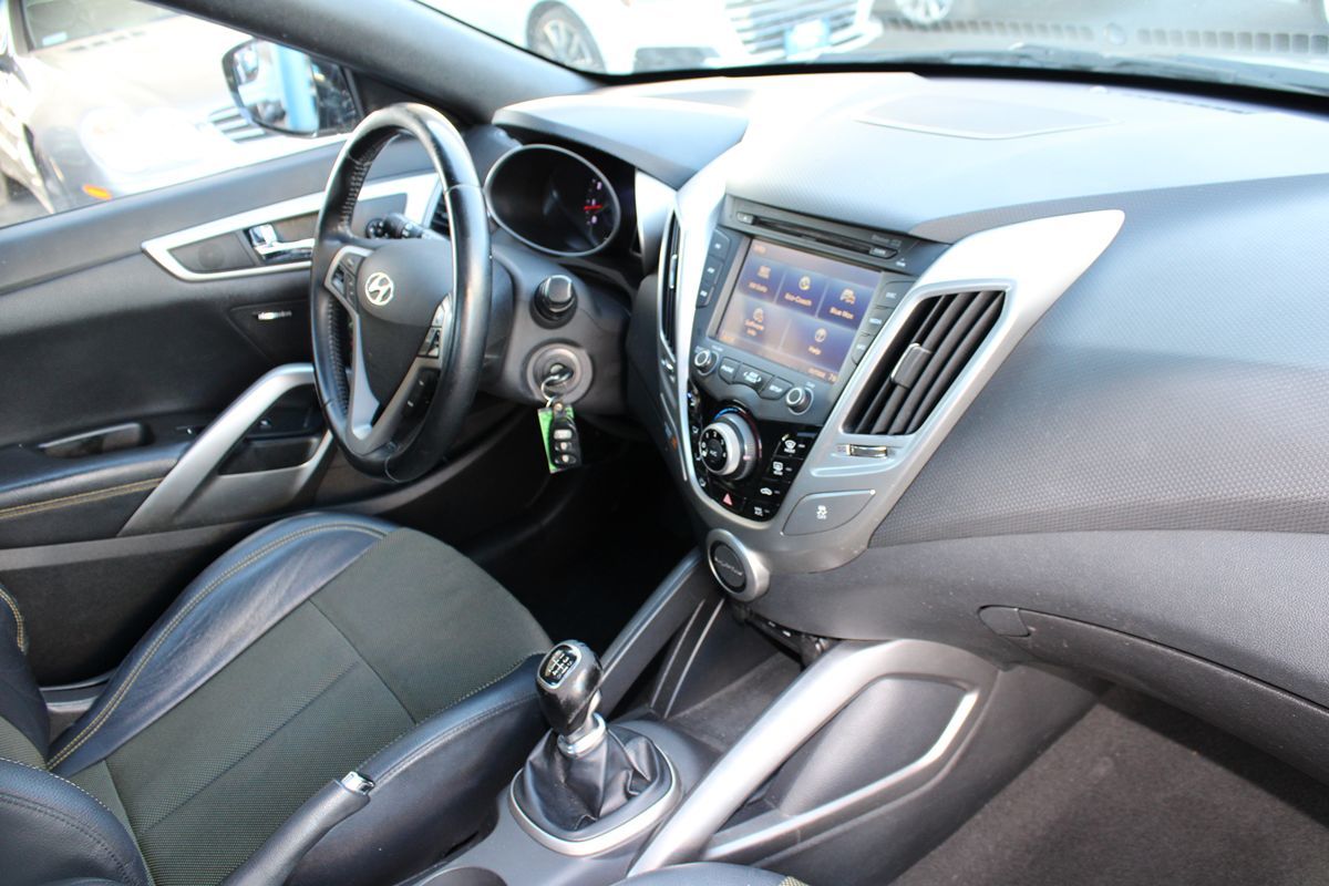 2016 Hyundai Veloster Base - Photo 12