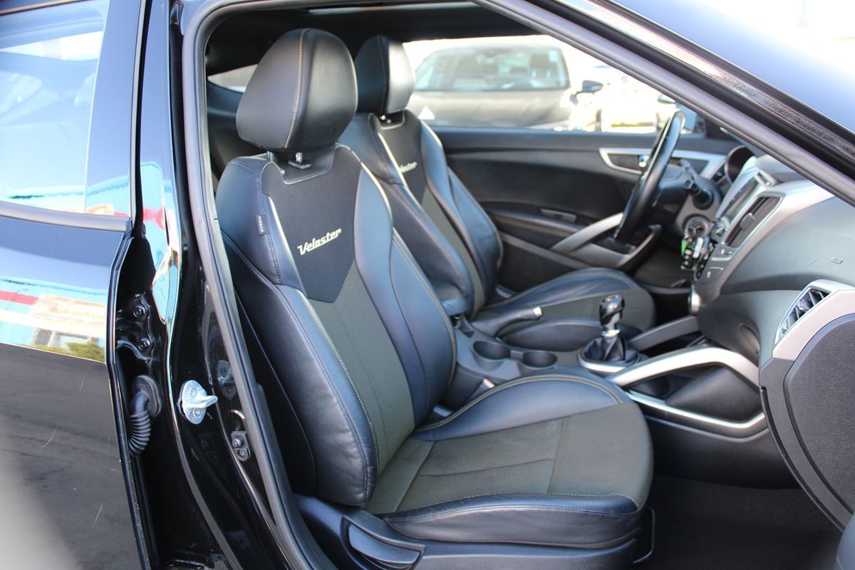 2016 Hyundai Veloster Base - Photo 11