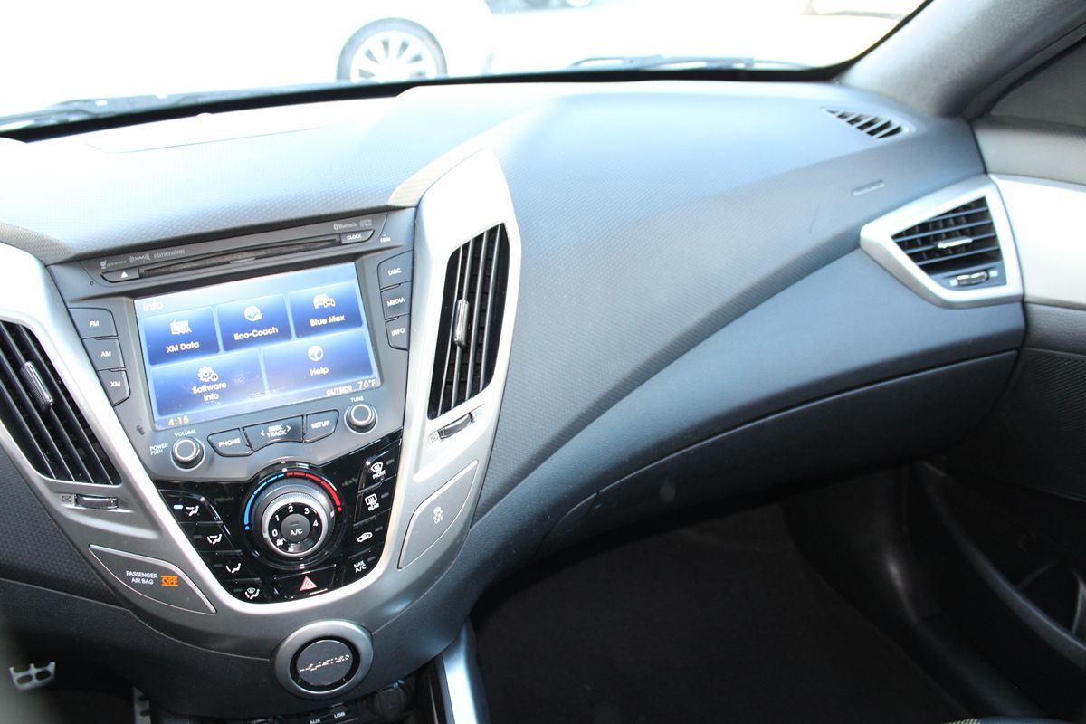 2016 Hyundai Veloster Base - Photo 14
