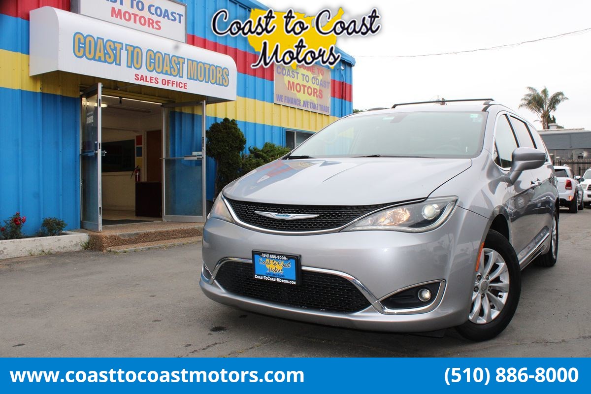 2018 Chrysler Pacifica Touring L's photo