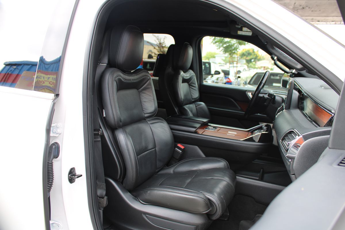 Lincoln Navigator photo 16