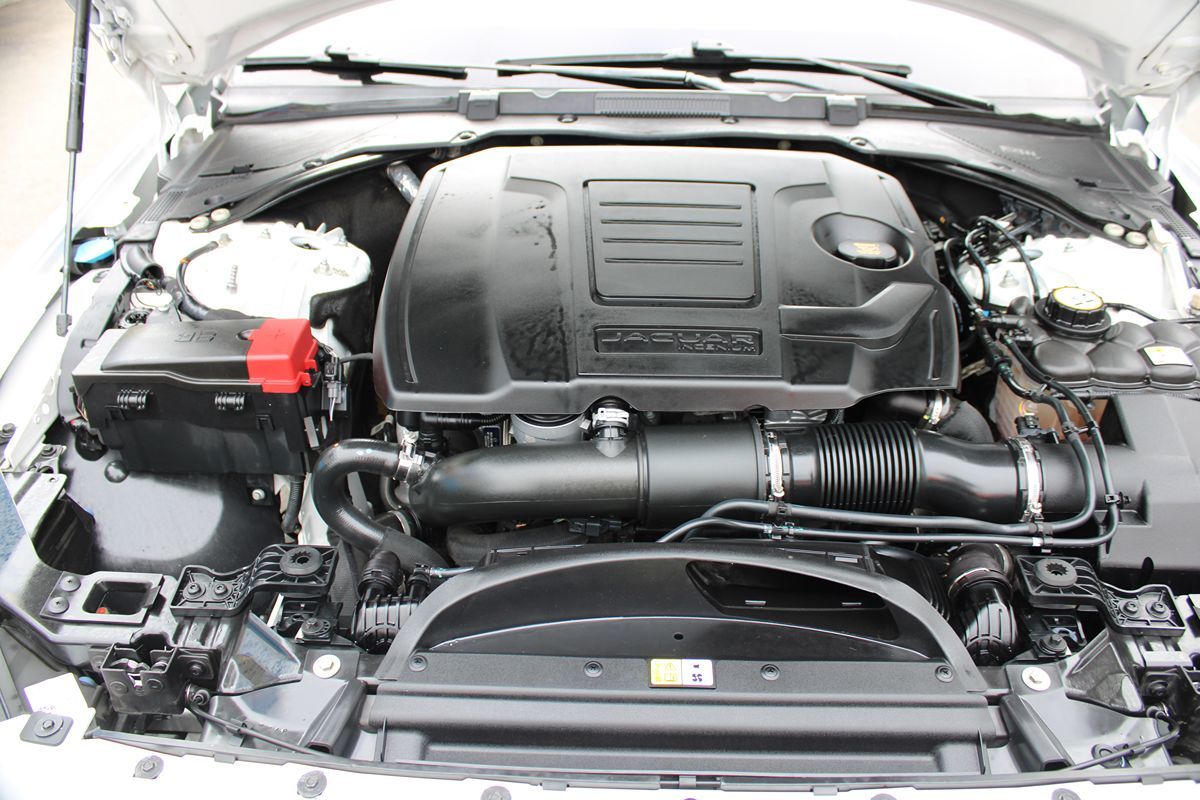 Jaguar XE photo 4