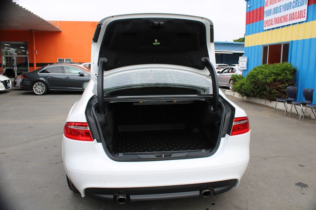 Jaguar XE photo 29