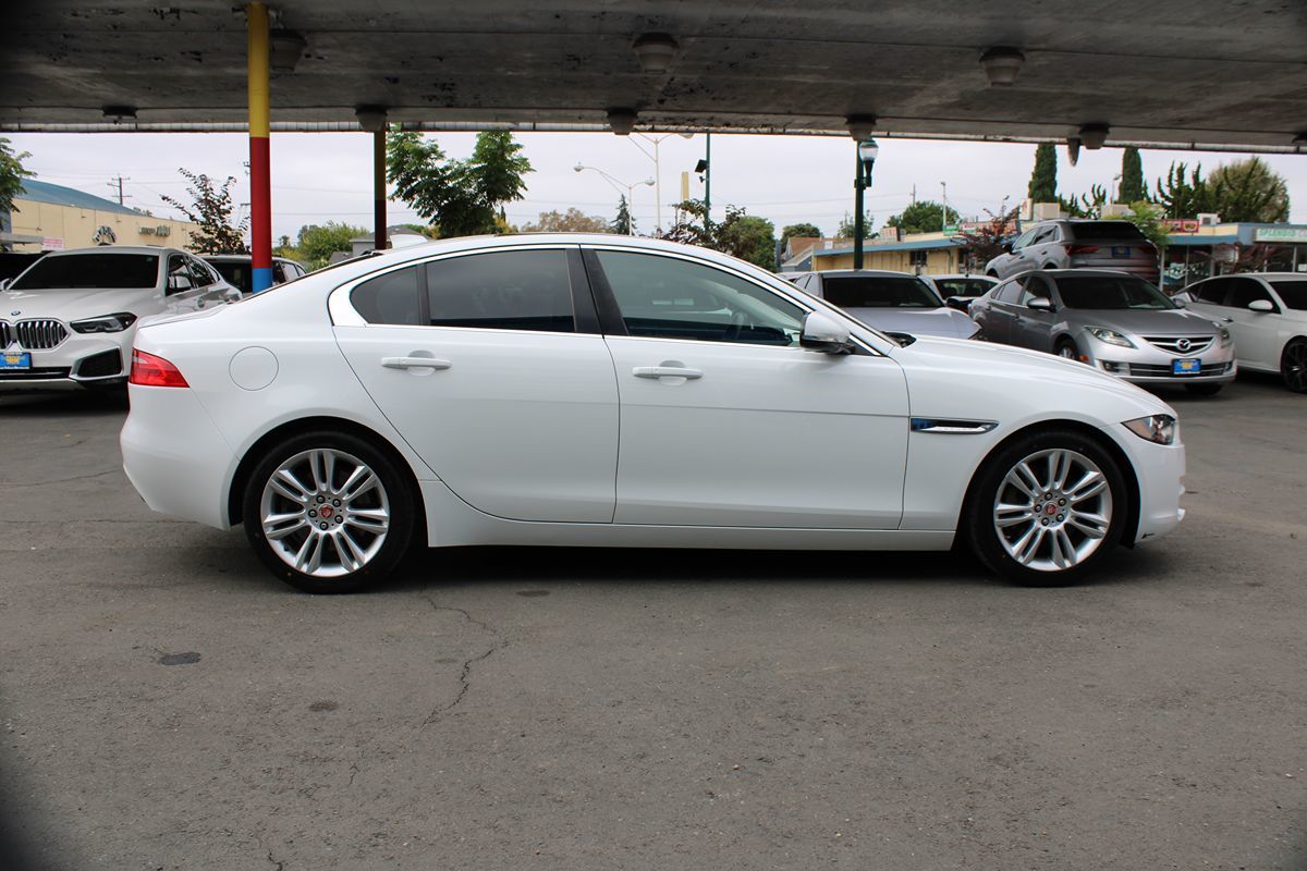 Jaguar XE photo 28