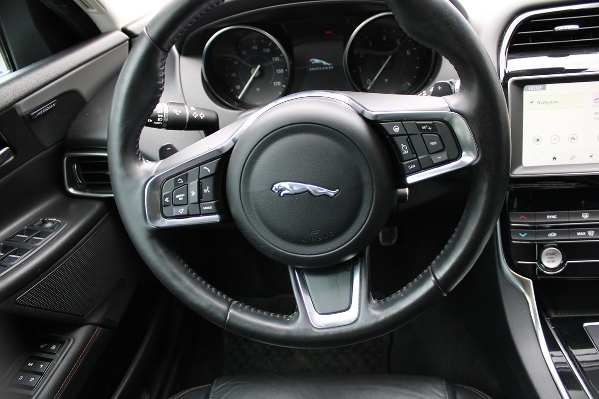 Jaguar XE photo 13