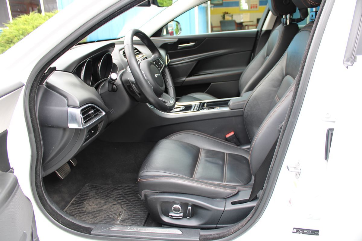 Jaguar XE photo 6