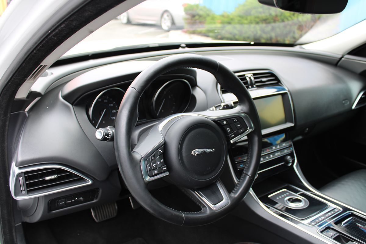 Jaguar XE photo 8