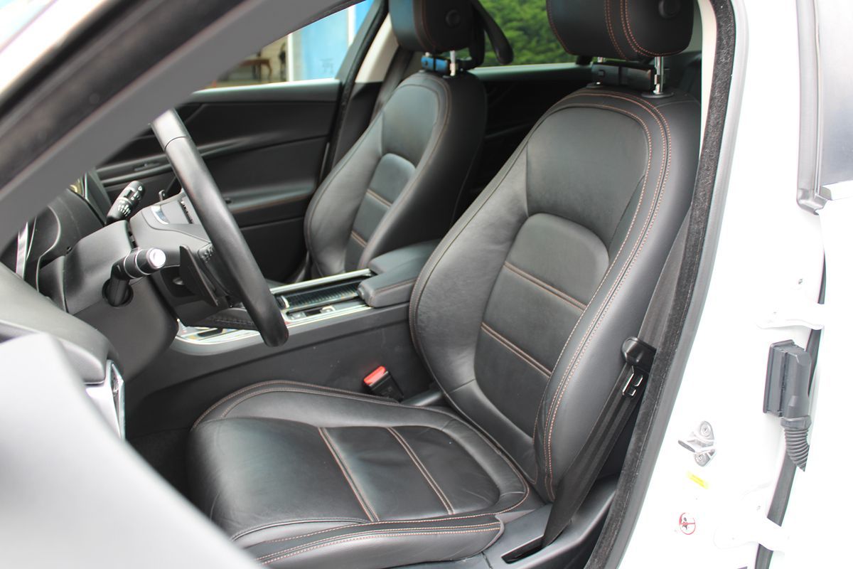 Jaguar XE photo 7