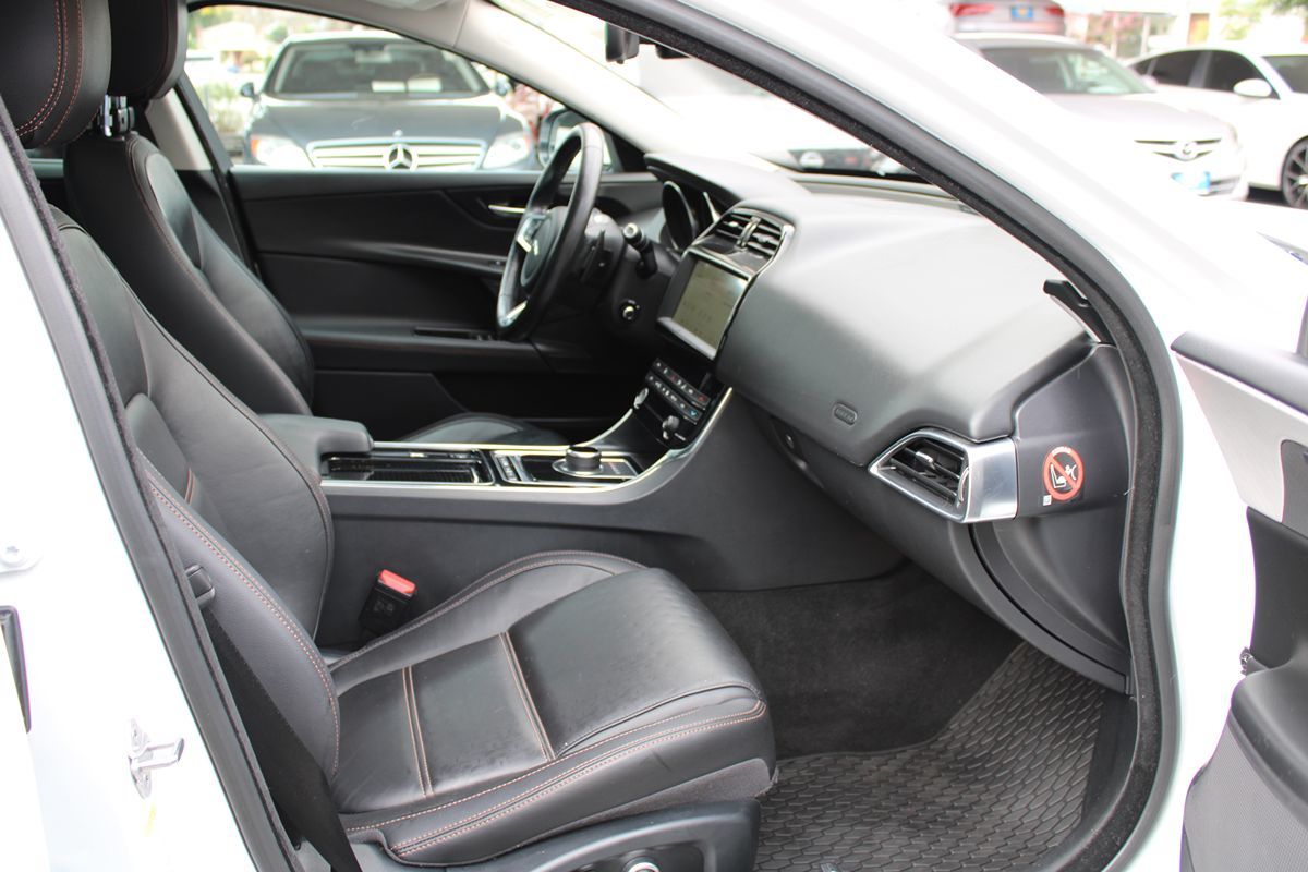 Jaguar XE photo 9