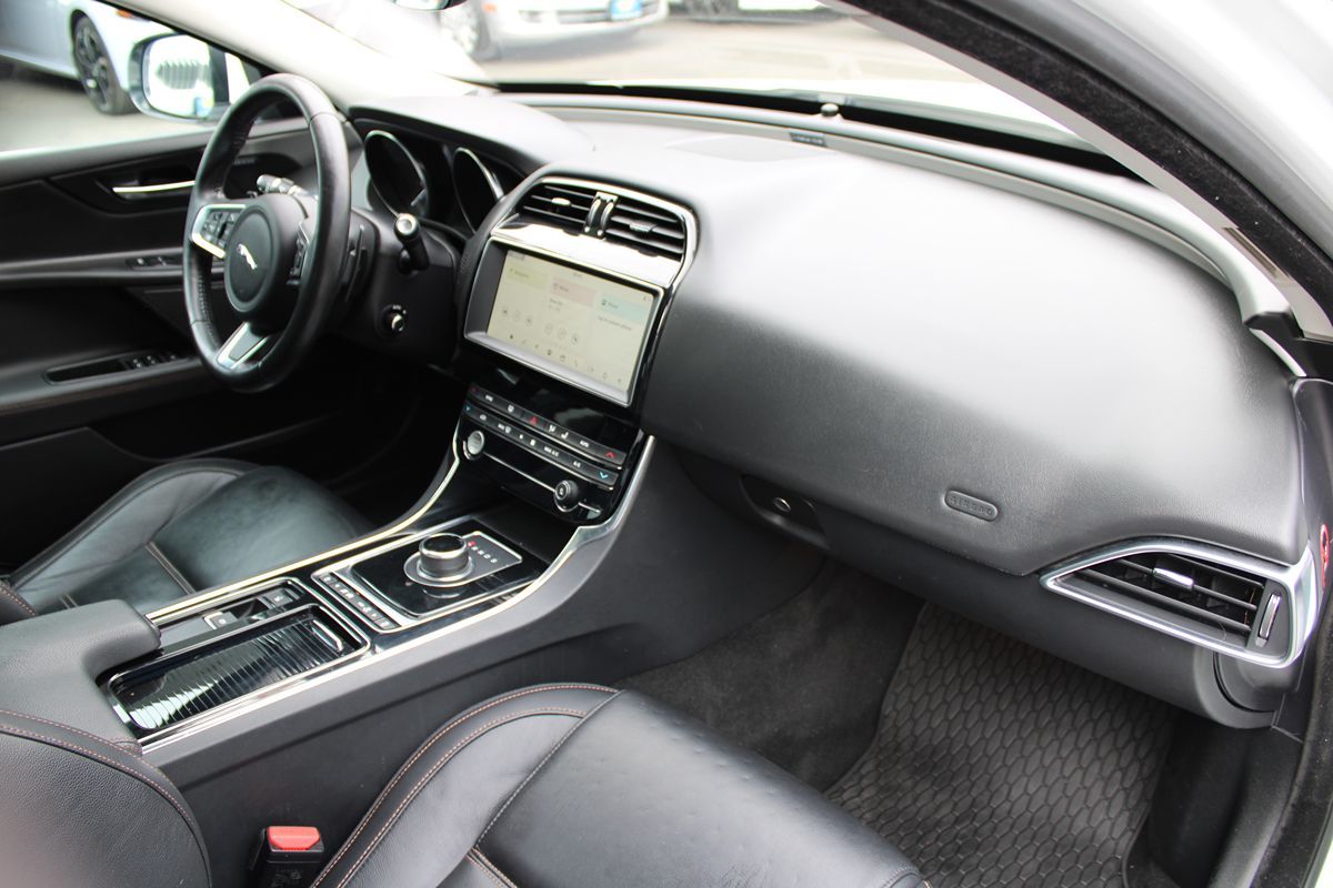 Jaguar XE photo 12