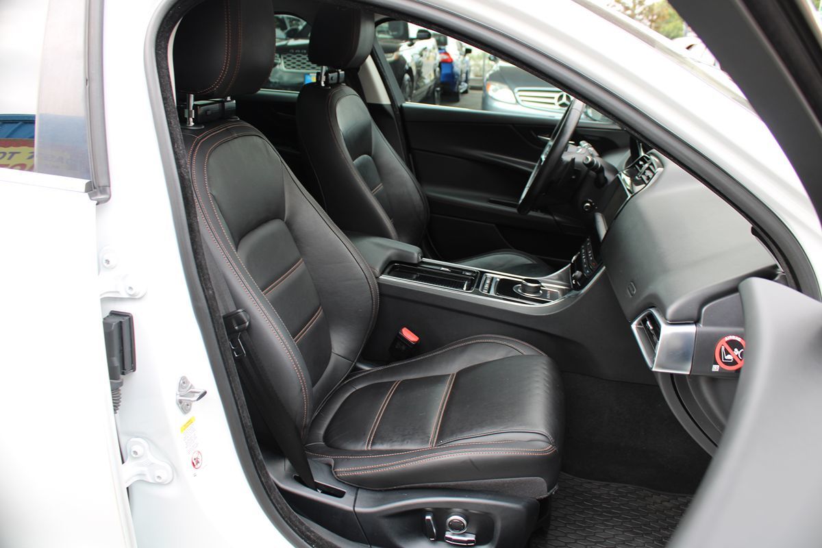 Jaguar XE photo 11
