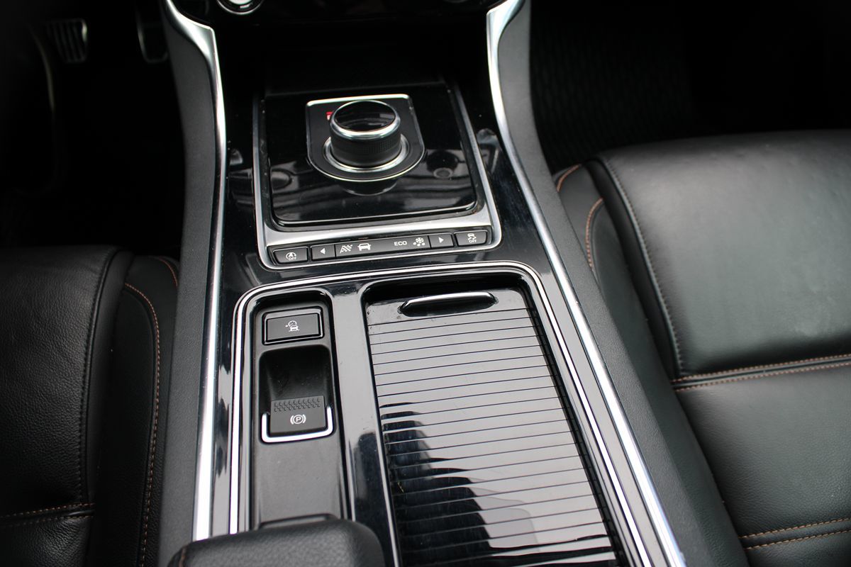 Jaguar XE photo 18