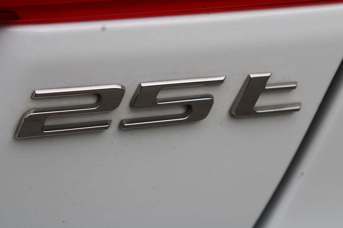Jaguar XE photo 33