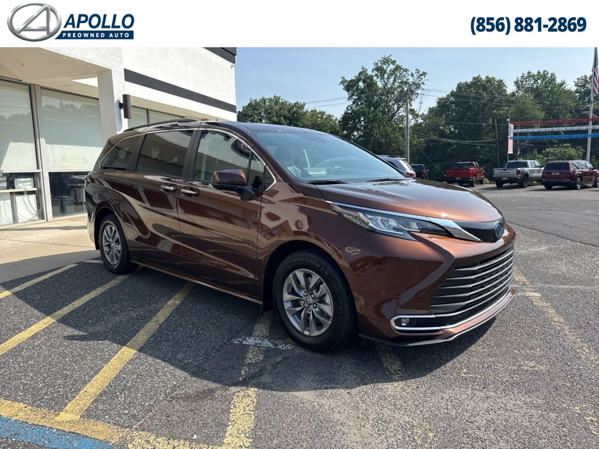 2023 Toyota Sienna XLE photo 3