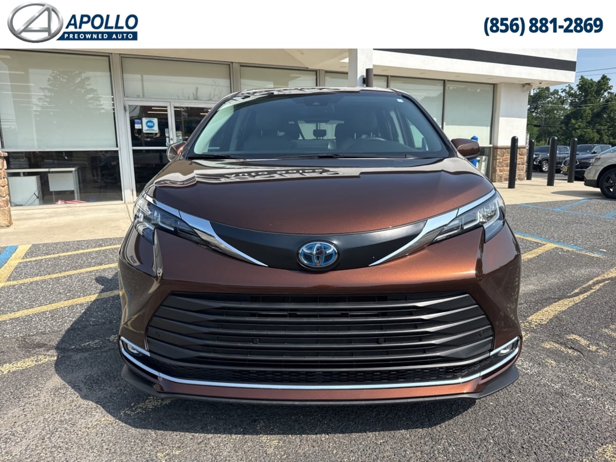 2023 Toyota Sienna XLE photo 2