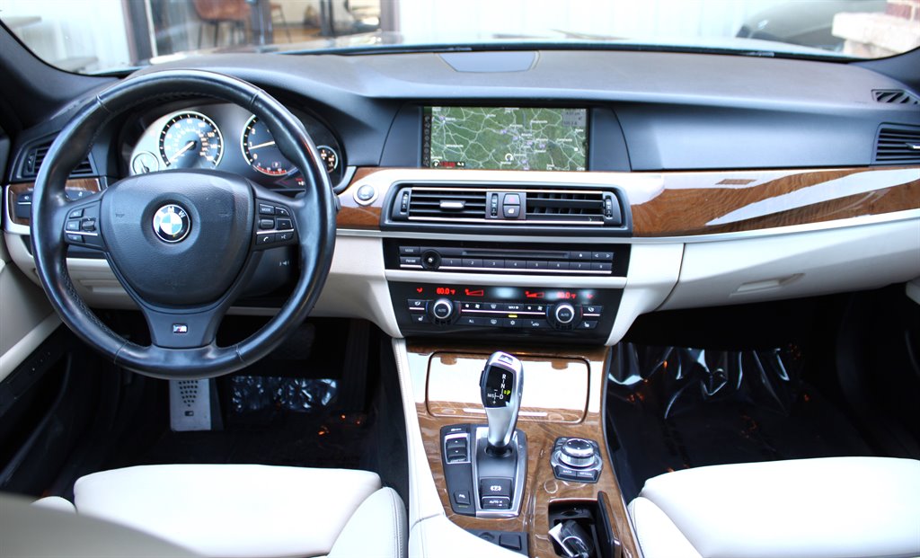 2011 BMW 5 Series 550i - Photo 11