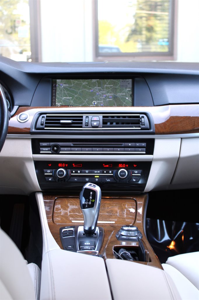 2011 BMW 5 Series 550i - Photo 12