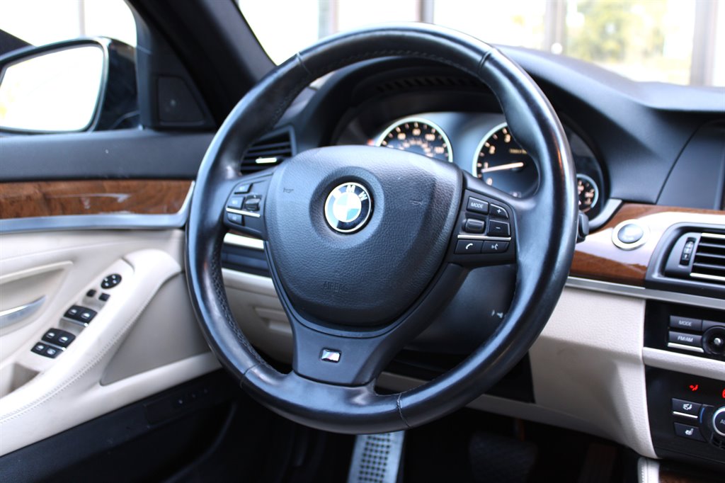 2011 BMW 5 Series 550i - Photo 13