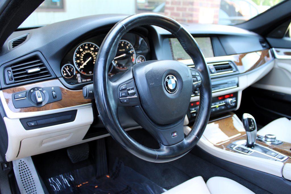 2011 BMW 5 Series 550i - Photo 15