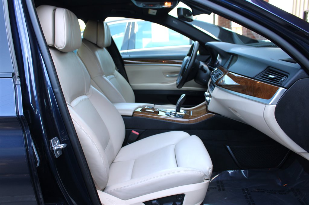2011 BMW 5 Series 550i - Photo 16