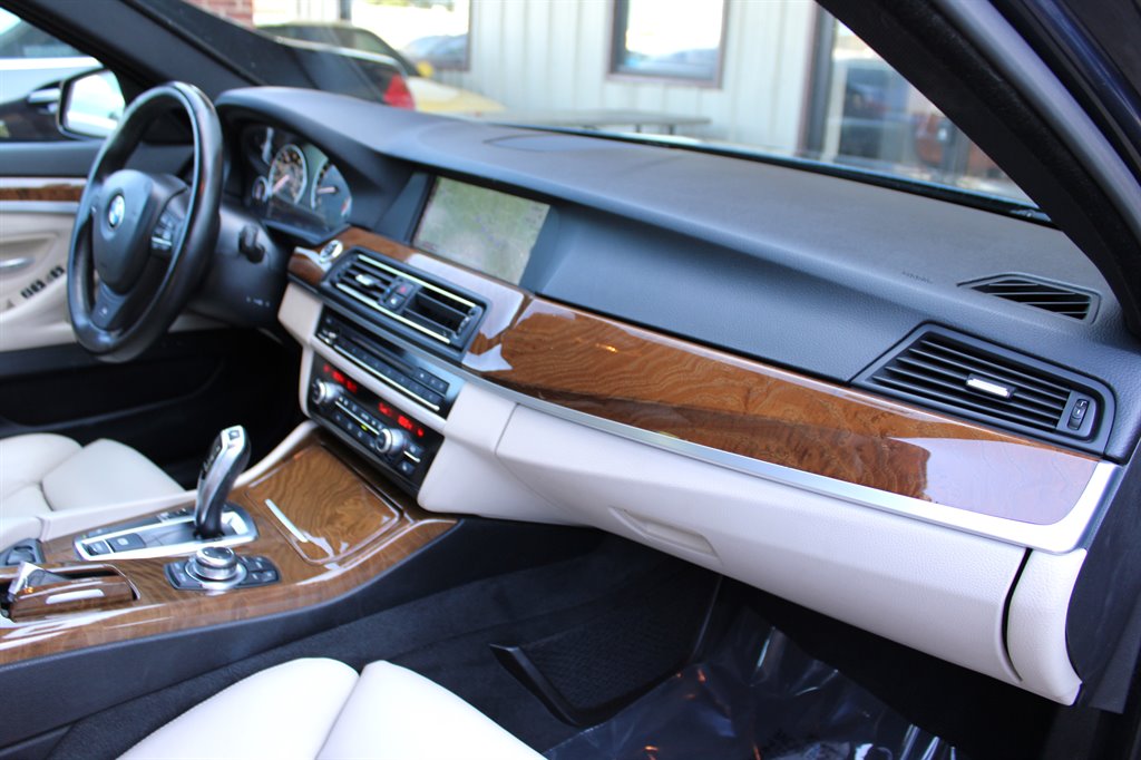 2011 BMW 5 Series 550i - Photo 17