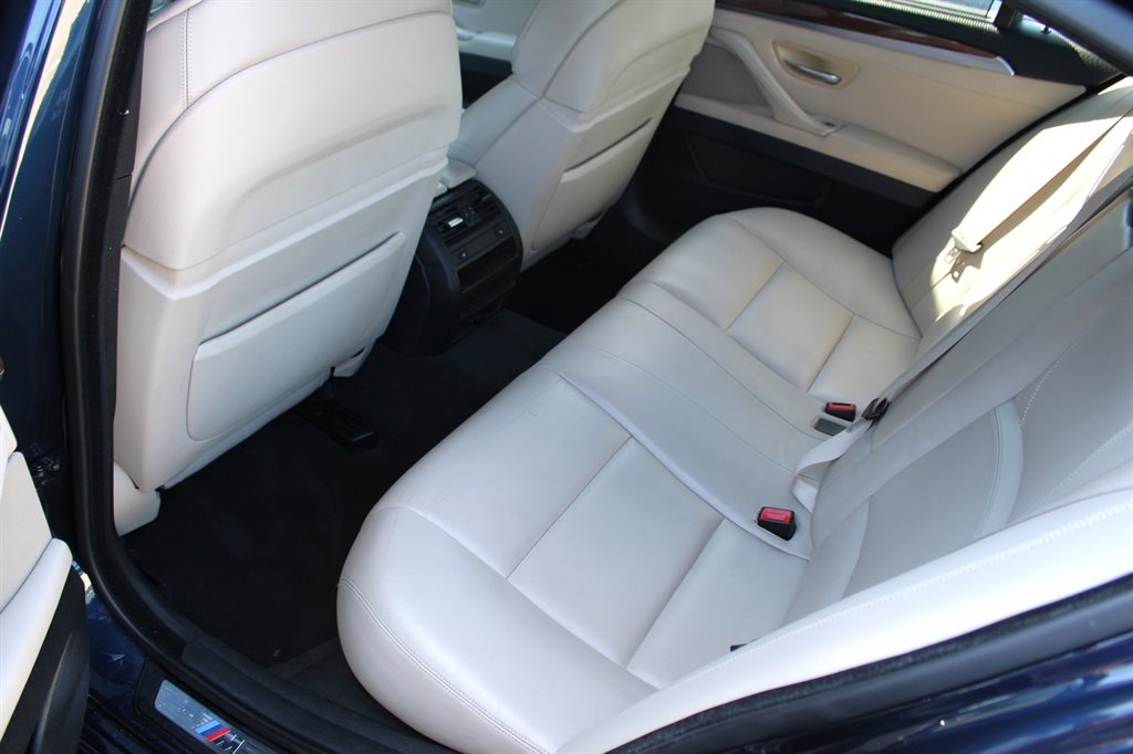 2011 BMW 5 Series 550i - Photo 18
