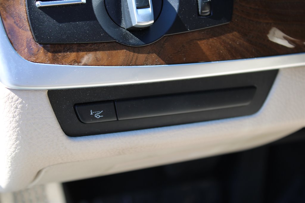 2011 BMW 5 Series 550i - Photo 26