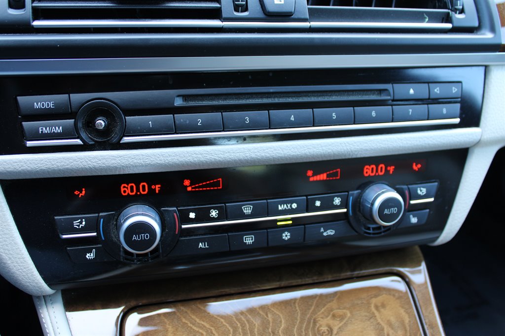 2011 BMW 5 Series 550i - Photo 27