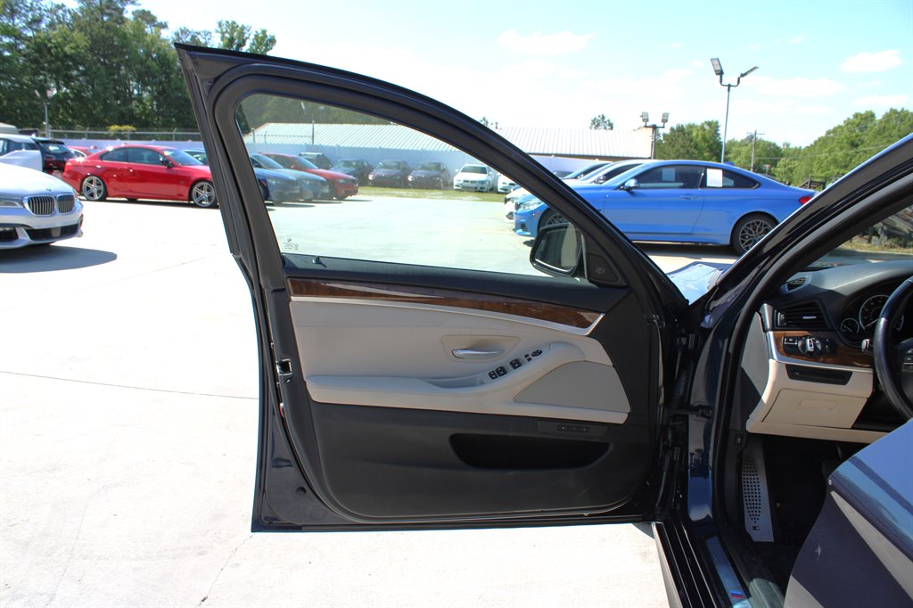 2011 BMW 5 Series 550i - Photo 29